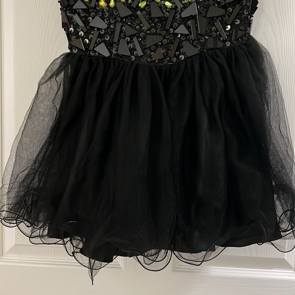 Short Black and Green Prom Dress with Elegant Design M - Picture 4 of 11